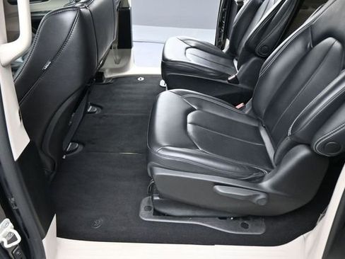 Used 2023 Chrysler Pacifica Touring-L FWD image 16