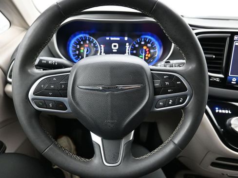 Certified 2023 Chrysler Pacifica Touring-L image 16