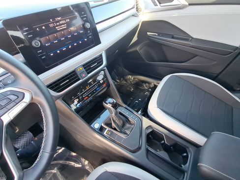 Certified 2025 Volkswagen Taos SE image 24