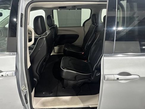 Used 2024 Chrysler Pacifica Limited FWD image 18