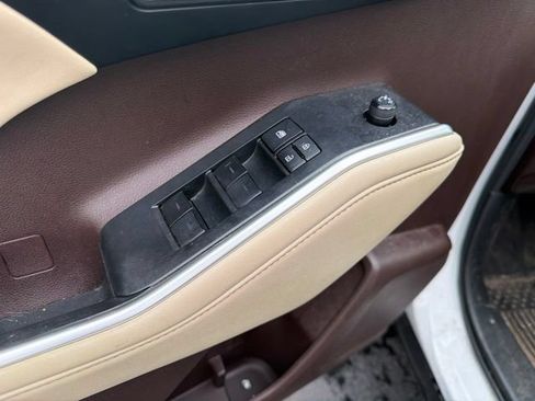 Used 2022 Toyota Highlander XLE AWD/4WD image 18