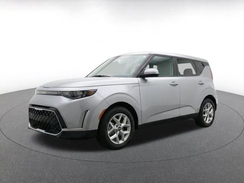 Used 2025 Kia Soul LX w/ LX Technology Package FWD image 3