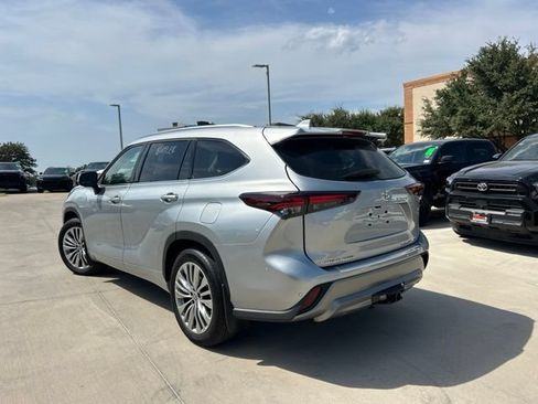Used 2025 Toyota Highlander Platinum AWD/4WD image 5