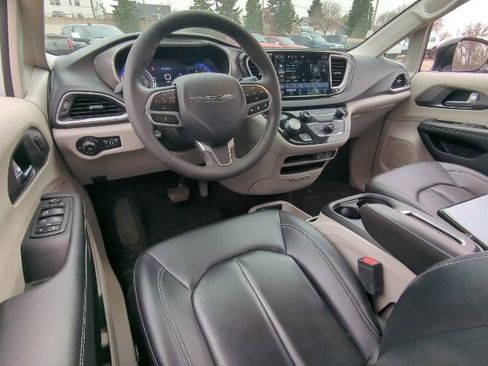 Used 2024 Chrysler Pacifica Touring-L image 5