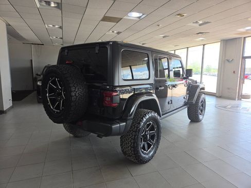 Used 2018 Jeep Wrangler Unlimited Sahara AWD/4WD image 7