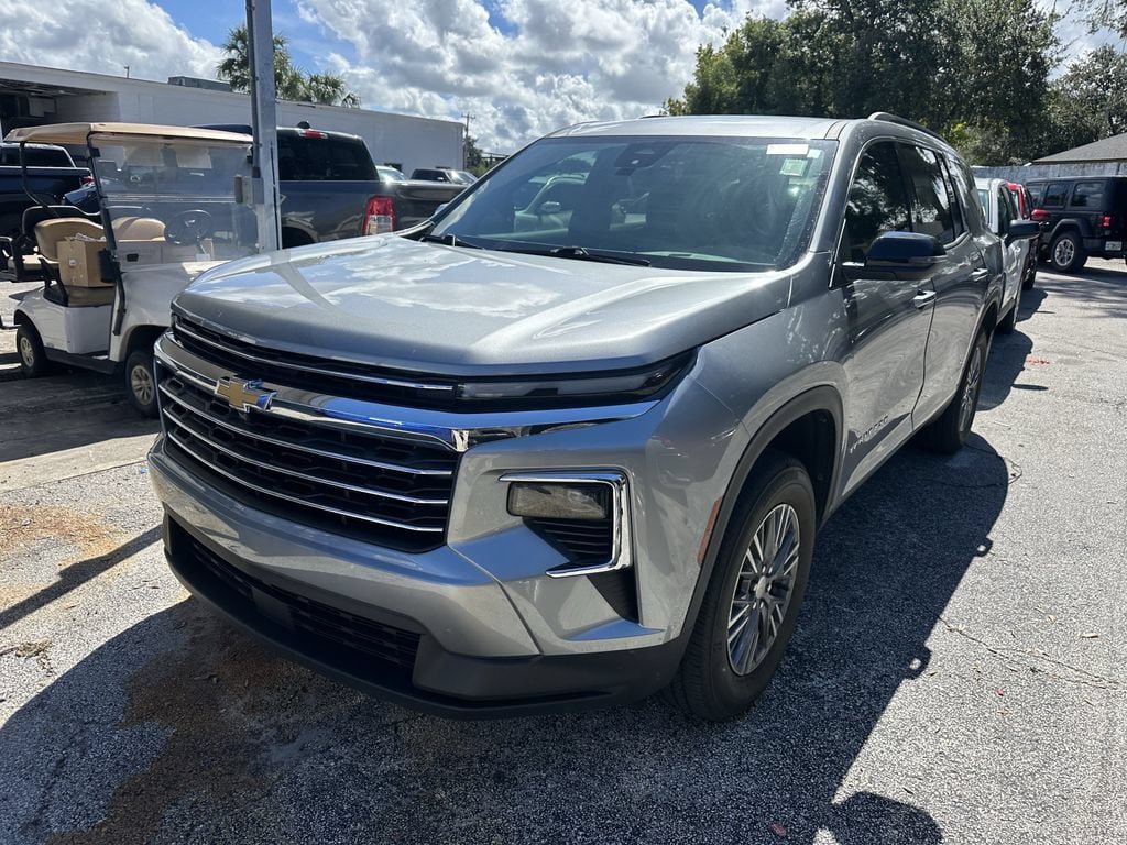Used 2025 Chevrolet Traverse LT FWD image 9