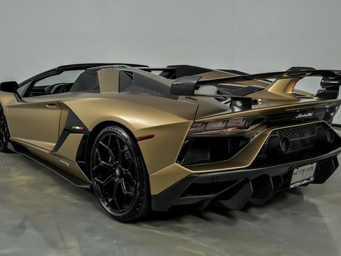 Used 2021 Lamborghini Aventador SVJ AWD/4WD image 9