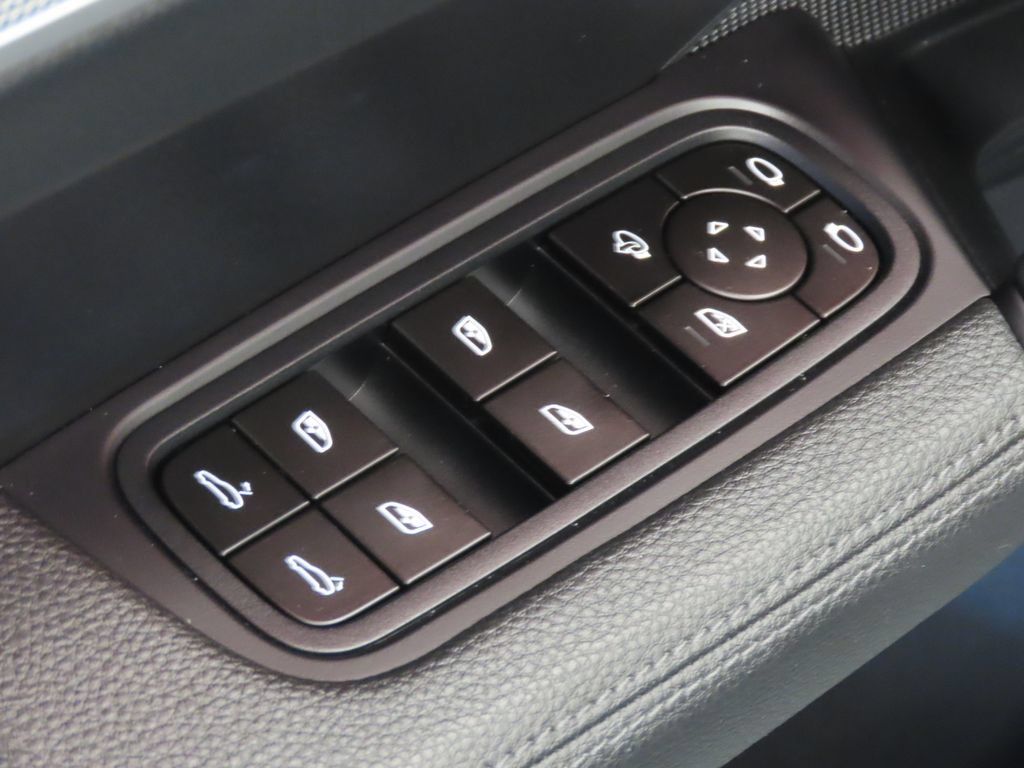 Certified 2025 Porsche Cayenne S AWD/4WD image 37
