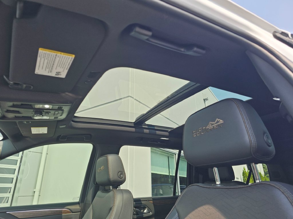 Used 2022 Chevrolet Suburban High Country w/ Premium Package 2 AWD/4WD image 27