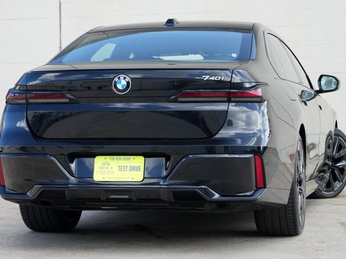 Used 2025 BMW 740i w/ Premium Package RWD image 5