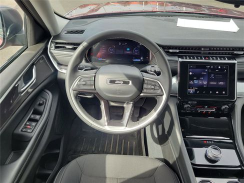 Used 2023 Jeep Grand Cherokee Laredo image 10