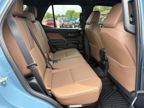 Used 2025 Toyota 4Runner Limited AWD/4WD image 7