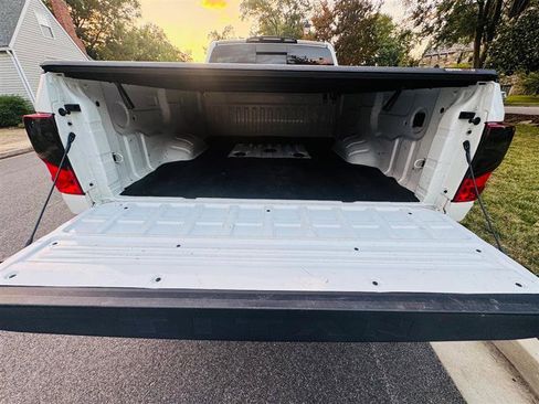 Used 2019 Nissan Titan SV w/ SV Convenience Package image 29