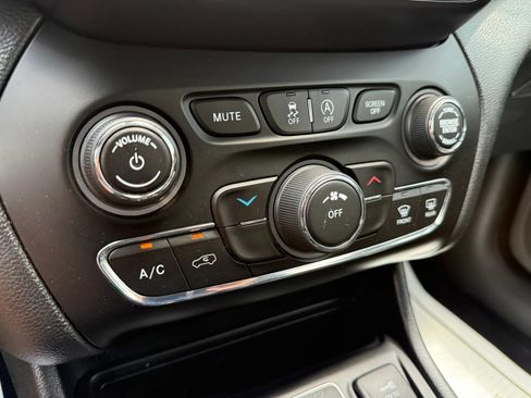 Used 2019 Jeep Cherokee Latitude Plus AWD/4WD image 28