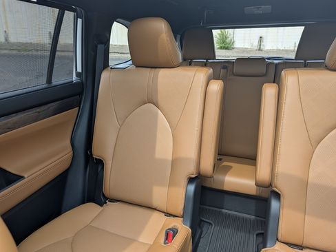 Used 2024 Toyota Highlander Platinum AWD/4WD image 13