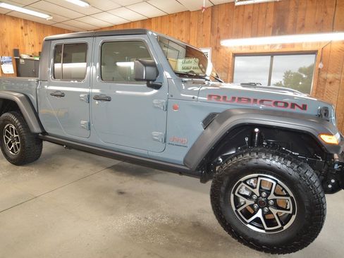 Used 2025 Jeep Gladiator Rubicon w/ Safety Group AWD/4WD image 5