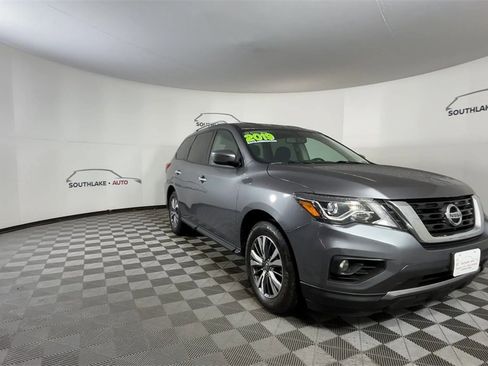 Used 2019 Nissan Pathfinder SV image 2