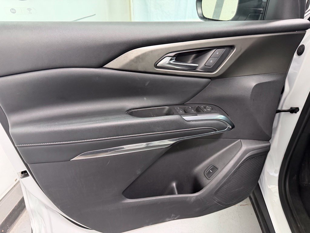 Used 2025 Chevrolet Traverse LT FWD image 11