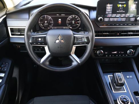 Used 2023 Mitsubishi Outlander SE image 8