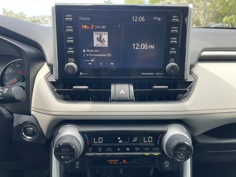 Used 2020 Toyota RAV4 XLE w/ Convenience Package FWD image 17