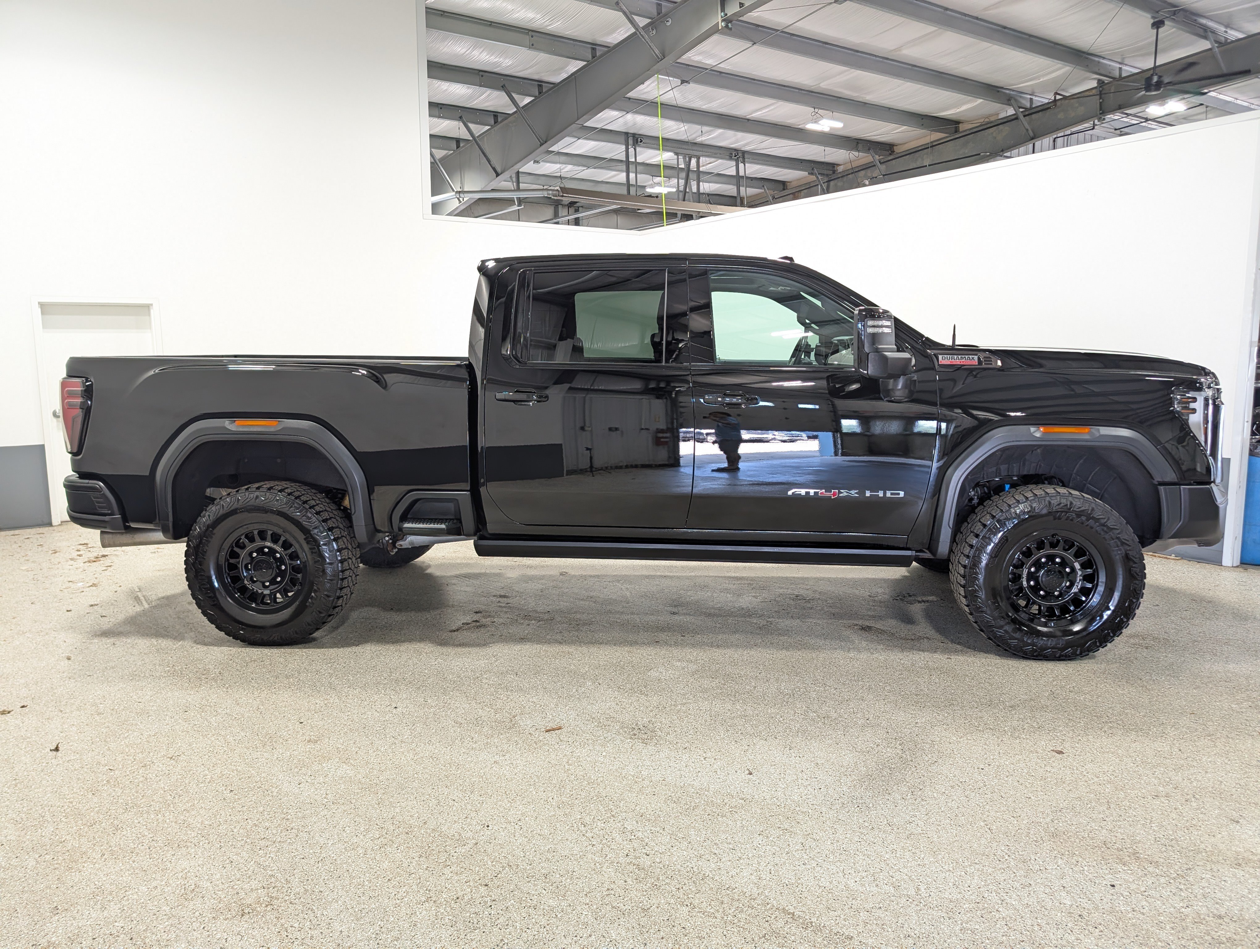 Used 2025 GMC Sierra 2500 AT4X w/ AT4X AEV Edition AWD/4WD image 2