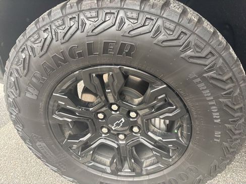 Used 2025 Chevrolet Silverado 1500 ZR2 w/ Technology Package image 28