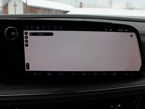 Used 2025 Chevrolet Suburban Z71 image 18