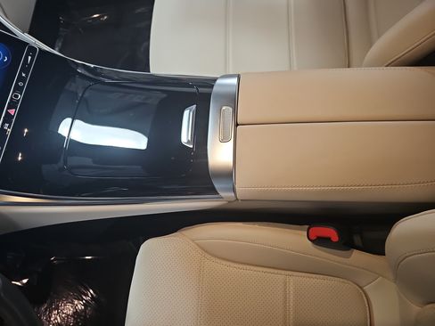 Used 2025 Mercedes-Benz GLC 300 4MATIC image 26