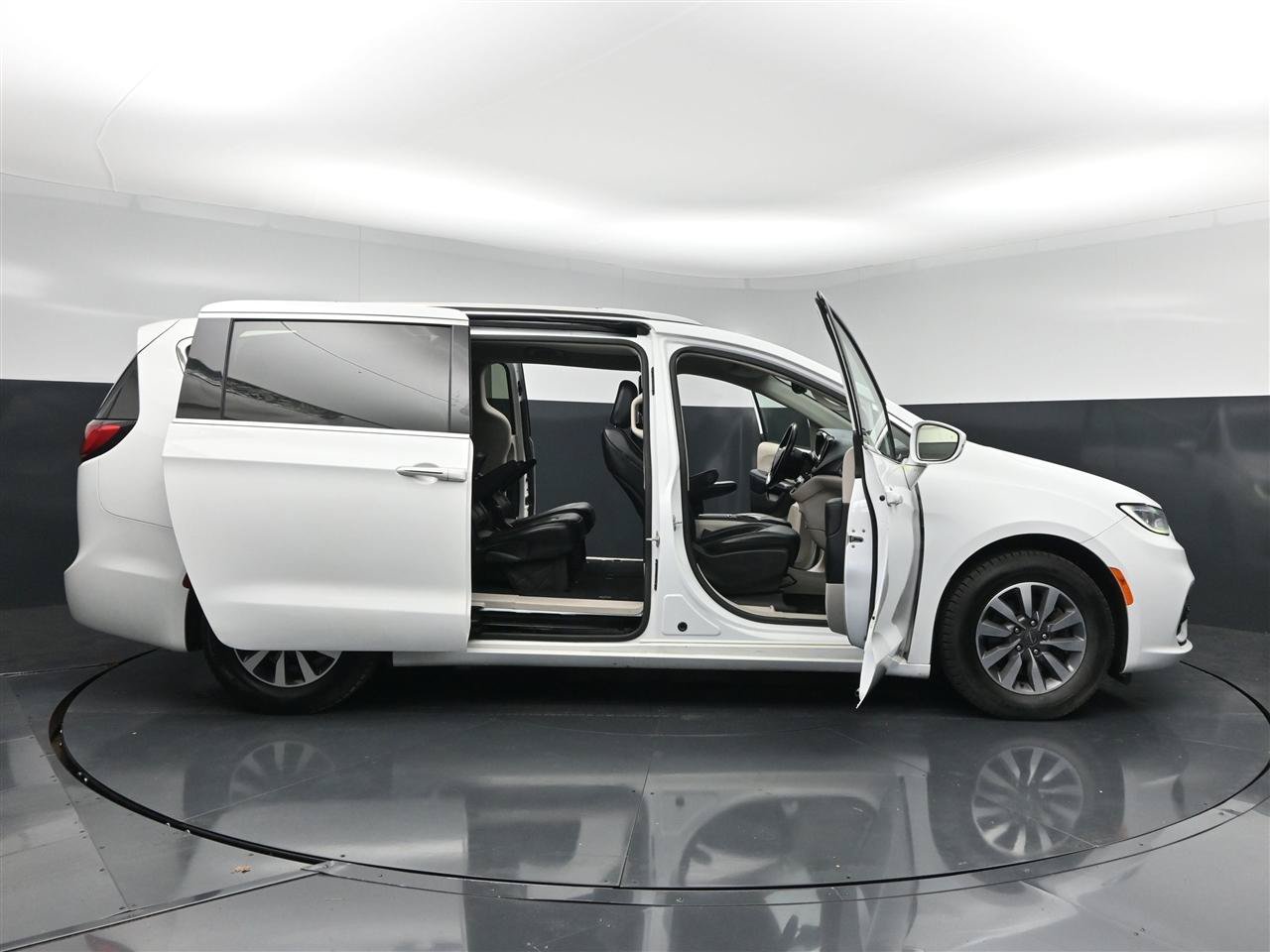 Used 2021 Chrysler Pacifica Touring-L FWD image 29