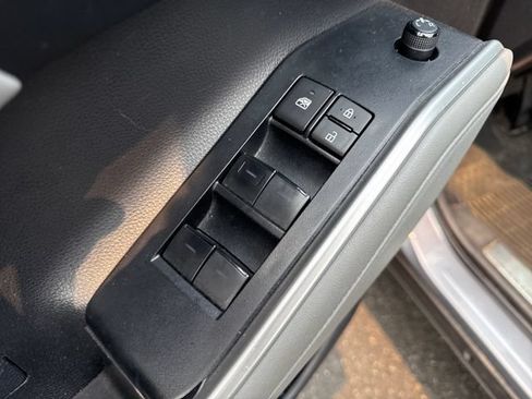 Used 2023 Toyota Highlander XLE AWD/4WD image 22