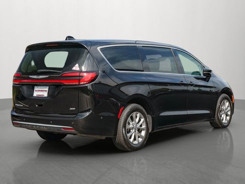 Used 2024 Chrysler Pacifica Touring-L AWD/4WD image 7