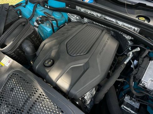 Certified 2023 Porsche Macan AWD/4WD image 21