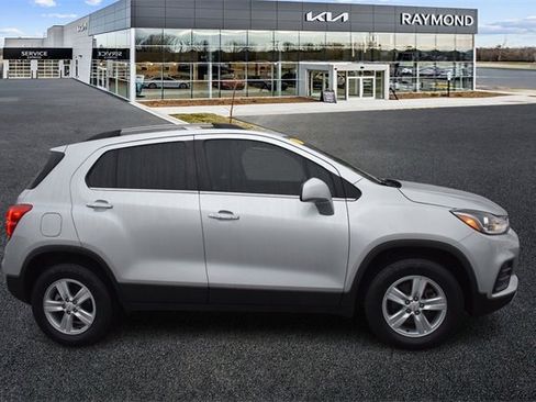 Used 2019 Chevrolet Trax LT w/ LT Convenience Package image 2