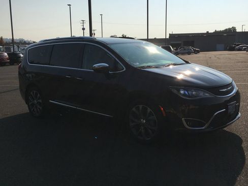 Used 2017 Chrysler Pacifica Limited FWD image 9