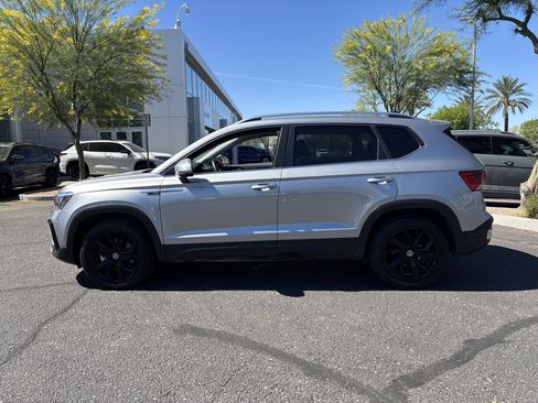 Used 2022 Volkswagen Taos SE w/ Panoramic Sunroof Package image 2