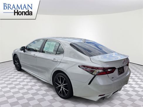 Used 2024 Toyota Camry SE image 4