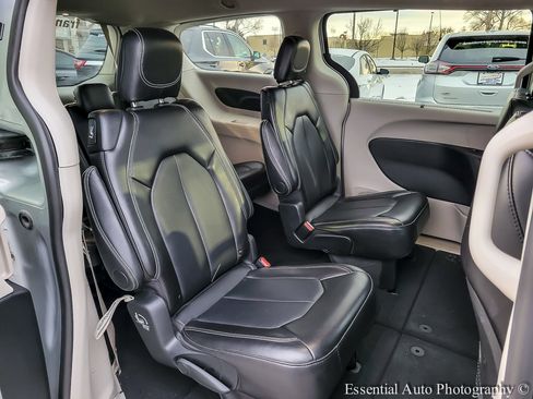 Used 2024 Chrysler Pacifica Touring-L image 28