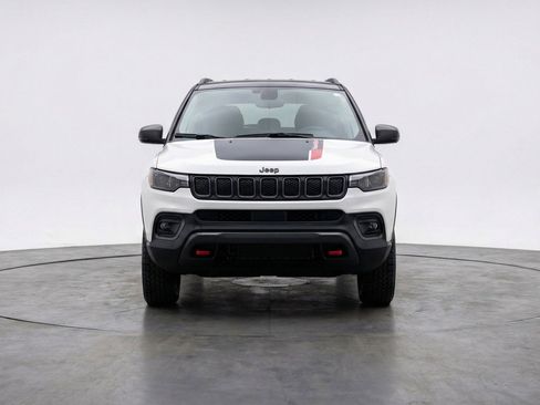 Used 2025 Jeep Compass Trailhawk image 2