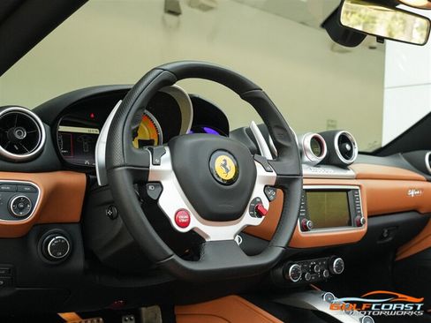 Used 2017 Ferrari California T RWD image 12