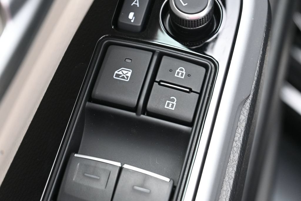 Used 2026 Toyota Sienna Limited FWD image 13