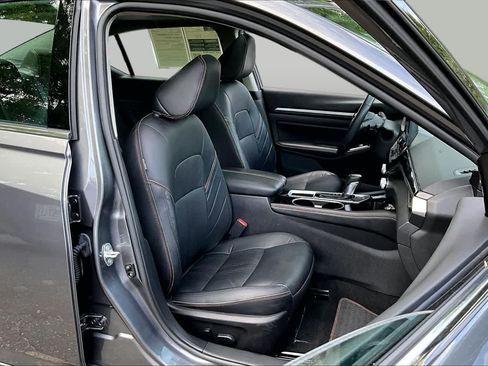 Used 2024 Nissan Altima 2.5 SR w/ SR Premium Package FWD image 8