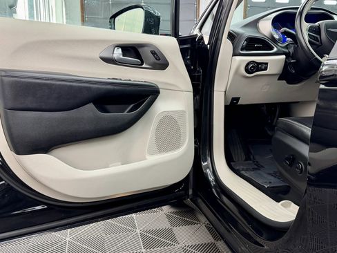 Used 2017 Chrysler Pacifica Limited w/ Advanced Safetytec Group image 6