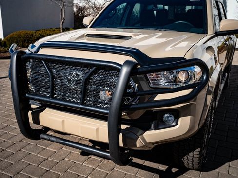 Used 2017 Toyota Tacoma TRD Sport image 3