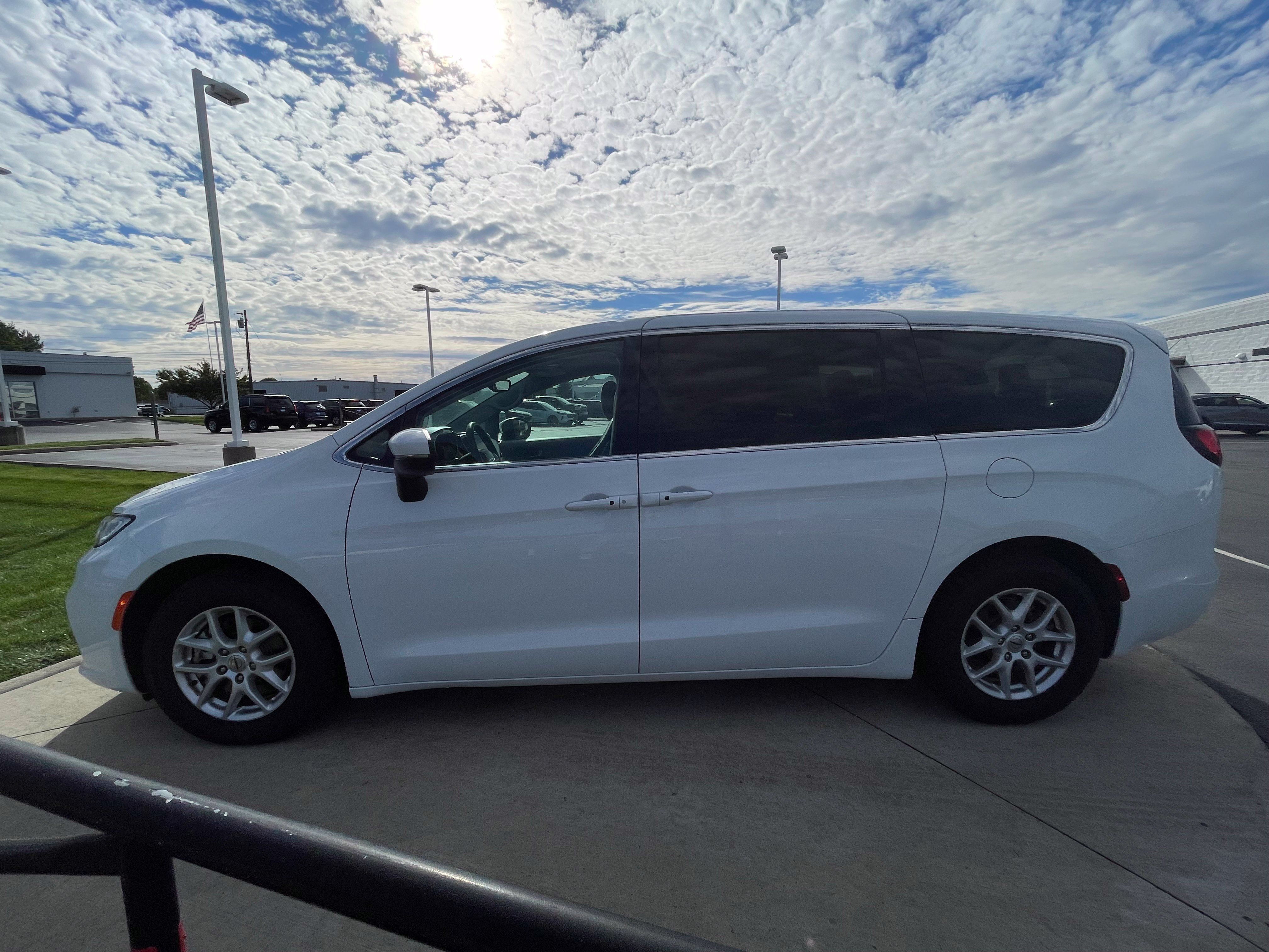 Used 2023 Chrysler Pacifica Touring-L FWD image 4
