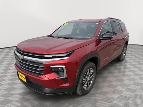 Used 2024 Chevrolet Traverse LT w/ Trailering Package AWD/4WD image 2