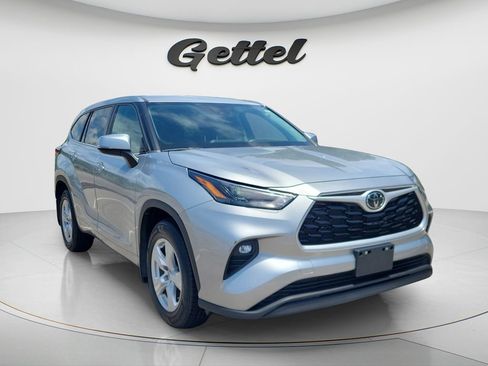 Used 2023 Toyota Highlander LE FWD image 5