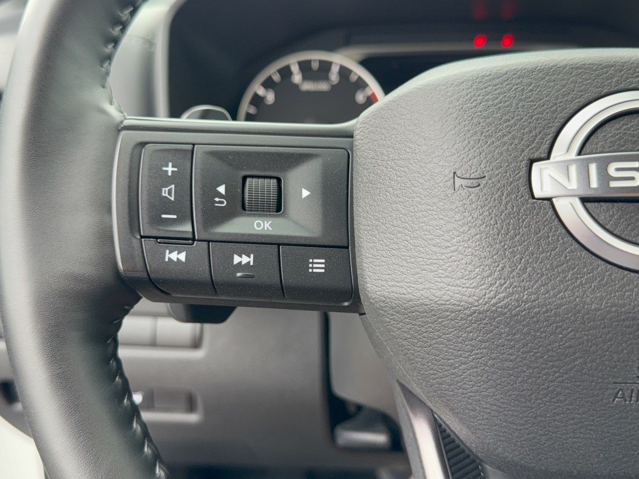Used 2025 Nissan Rogue SV AWD/4WD image 22