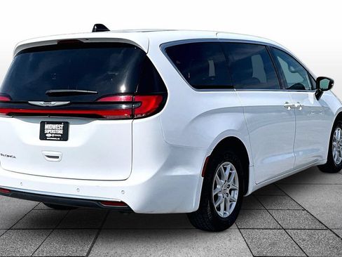 Used 2025 Chrysler Pacifica Select FWD image 11