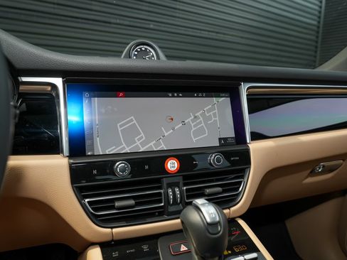Certified 2026 Porsche Macan AWD/4WD image 26