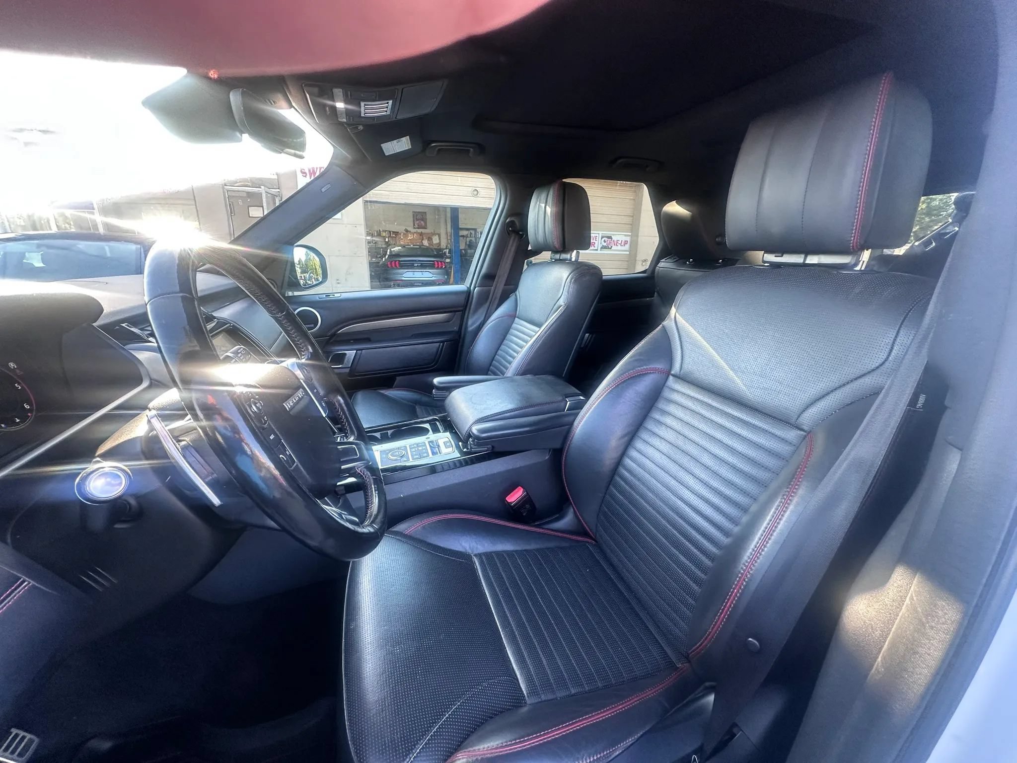 Used 2018 Land Rover Discovery HSE Luxury AWD/4WD image 14